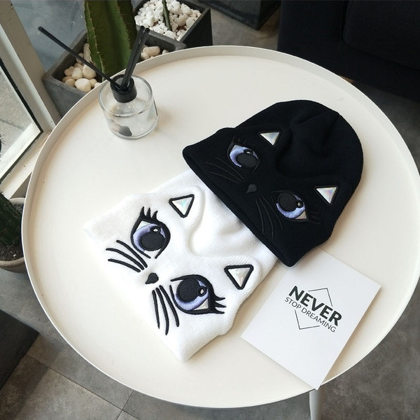 Hímzéssel ellátott női kötött sapka