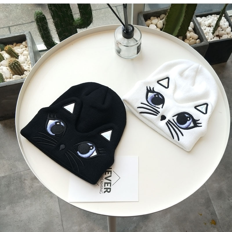 Hímzéssel ellátott női kötött sapka