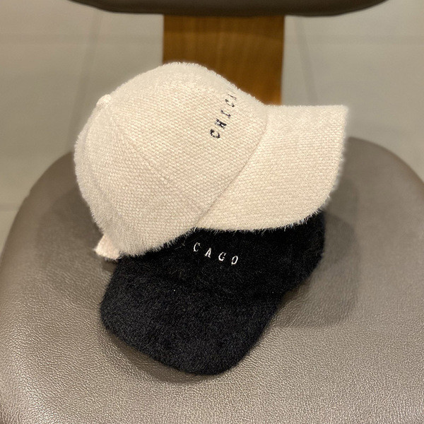 Plüss női sapka hímzett felirattal