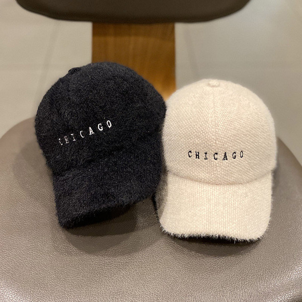 Plüss női sapka hímzett felirattal