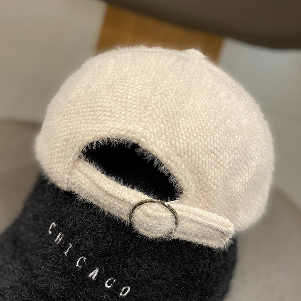 Plüss női sapka hímzett felirattal