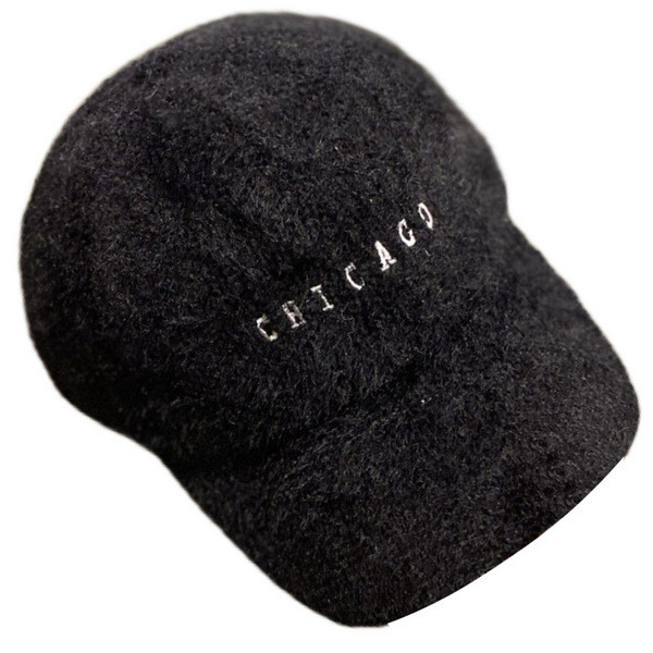 Plüss női sapka hímzett felirattal