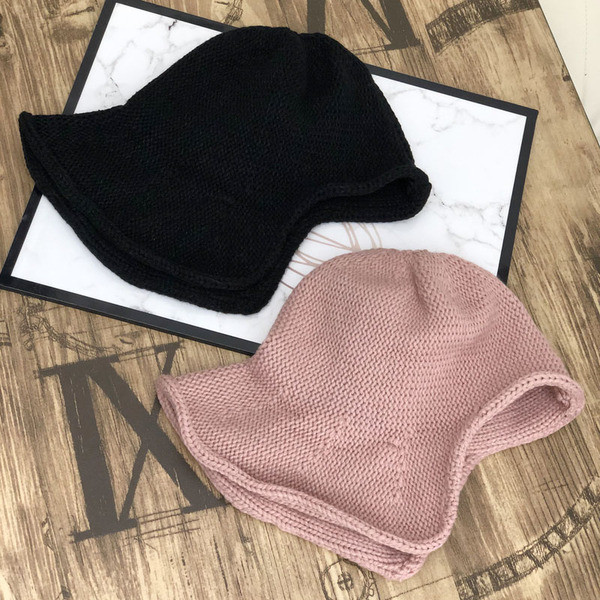 Kötött női sapka rojtokkal és nyakkendőkkel