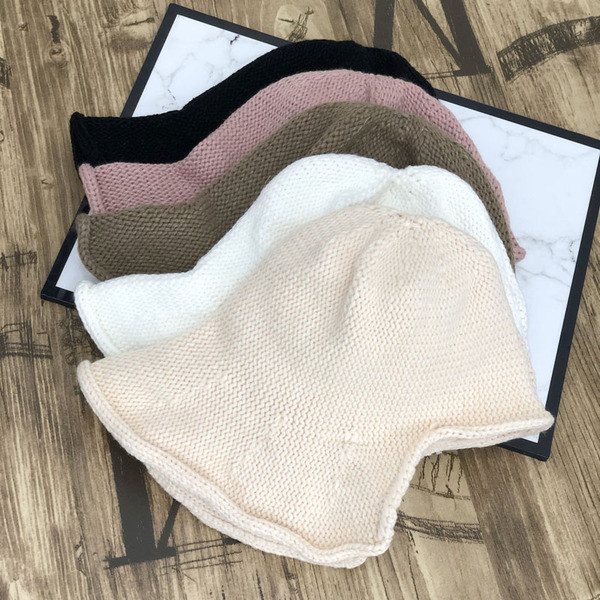 Kötött női sapka rojtokkal és nyakkendőkkel