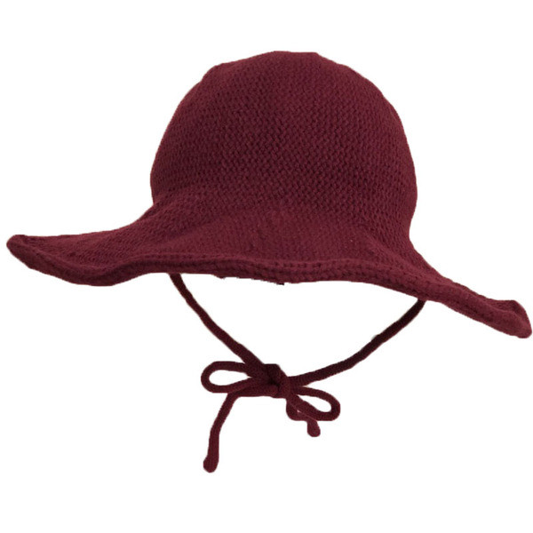 Kötött női sapka rojtokkal és nyakkendőkkel