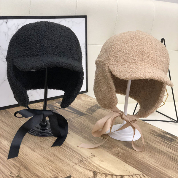 Modern női sapka napellenzővel és szatén nyakkendőkkel