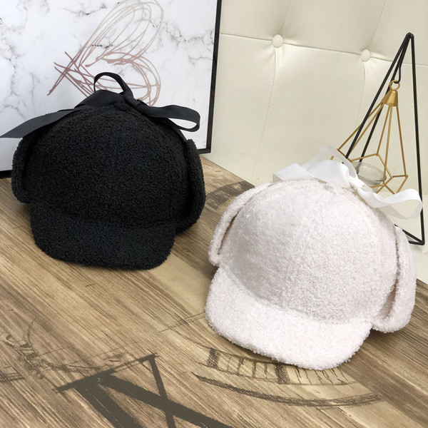 Modern női sapka napellenzővel és szatén nyakkendőkkel