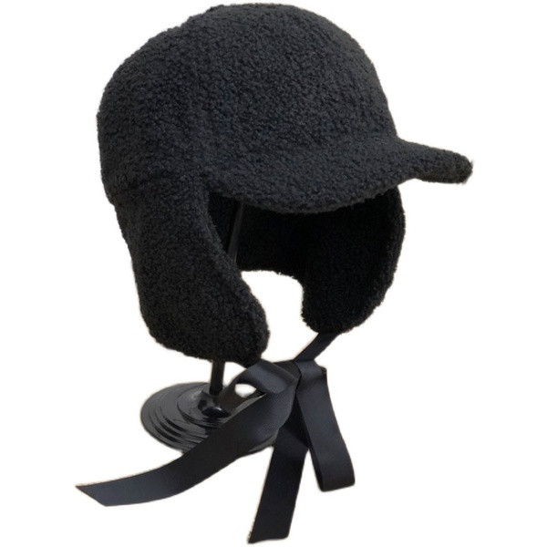 Modern női sapka napellenzővel és szatén nyakkendőkkel