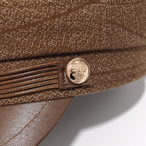 Modern női sapka napellenzővel, őszre és télre