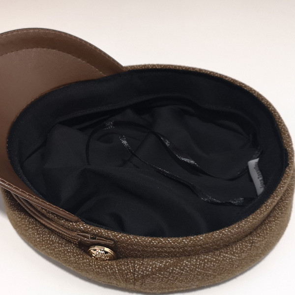 Modern női sapka napellenzővel, őszre és télre