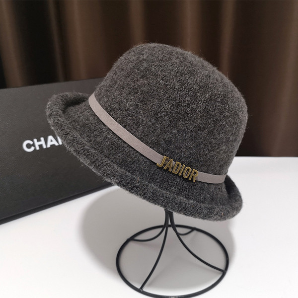 Női sapka típusú bomba fém díszítéssel