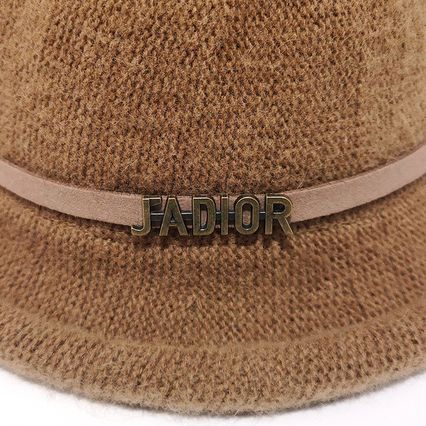 Női sapka típusú bomba fém díszítéssel