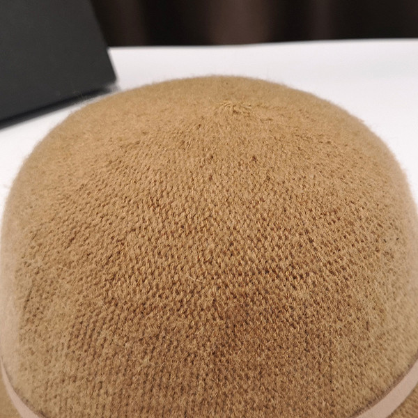 Női sapka típusú bomba fém díszítéssel