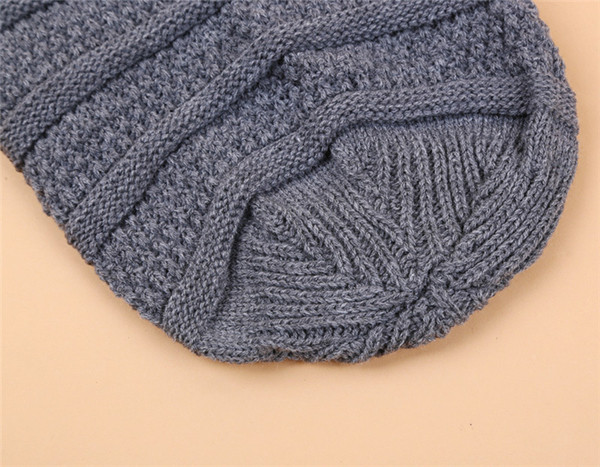 Kötött csíkos női sapka