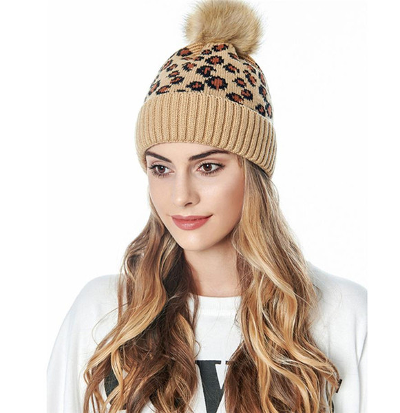 Modern kötött sapka pomponnal