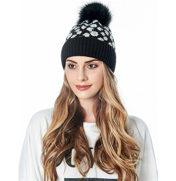 Modern kötött sapka pomponnal
