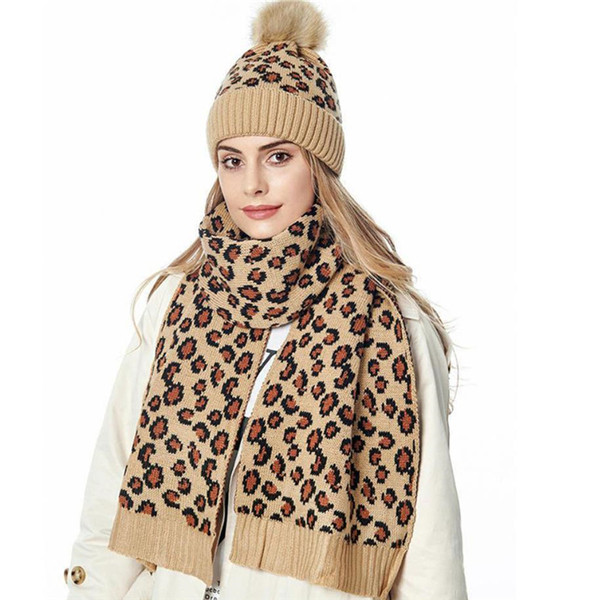 Modern kötött sapka pomponnal