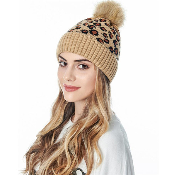 Modern kötött sapka pomponnal