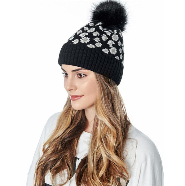 Modern kötött sapka pomponnal