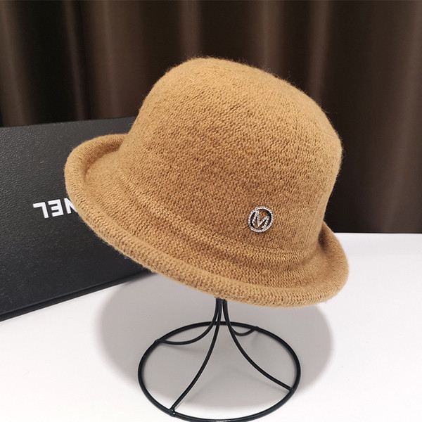 Női gyapjú sapka fém díszítéssel több színben