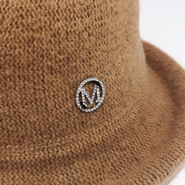 Női gyapjú sapka fém díszítéssel több színben