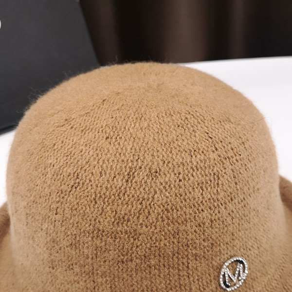 Női gyapjú sapka fém díszítéssel több színben