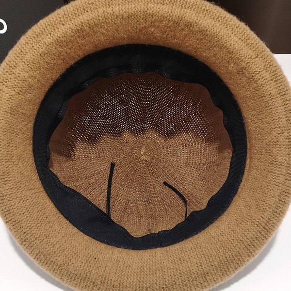 Női gyapjú sapka fém díszítéssel több színben