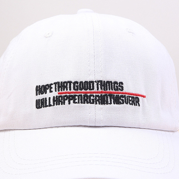 Alkalmi női sapka napellenzővel és hímzéssel