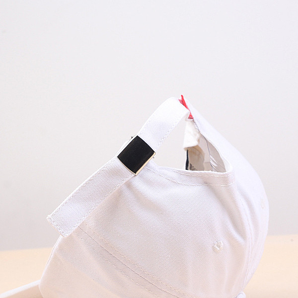 Alkalmi női sapka napellenzővel és hímzéssel