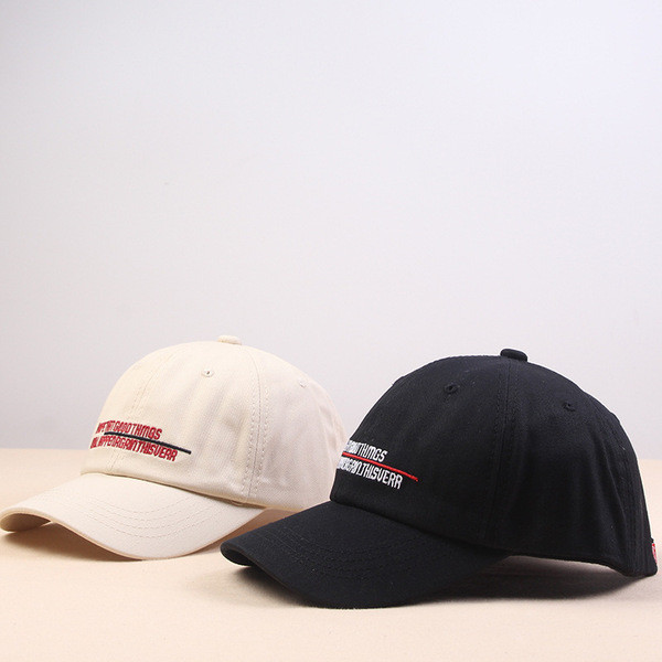 Alkalmi női sapka napellenzővel és hímzéssel