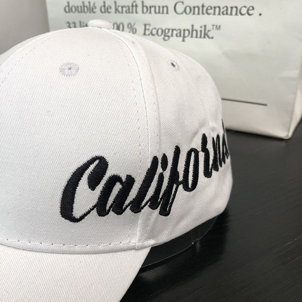 Alkalmi női sapka napellenzővel és hímzéssel