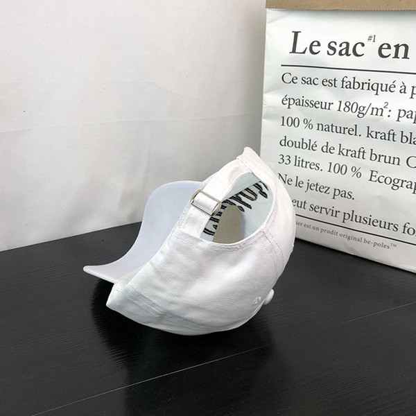 Alkalmi női sapka napellenzővel és hímzéssel