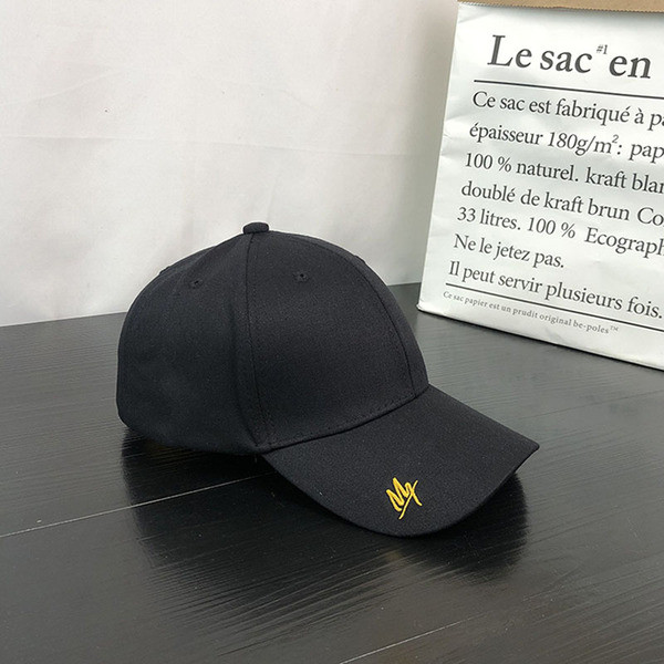 Alkalmi női sapka napellenzővel és hímzéssel