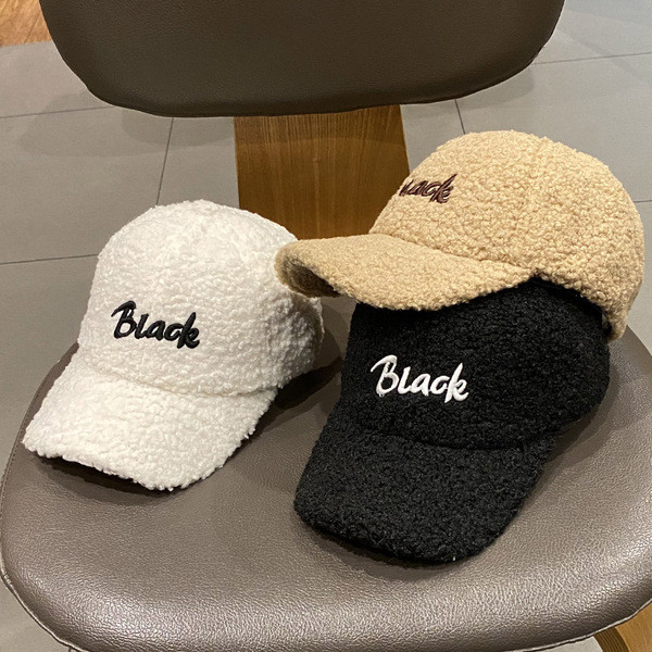 Gyerekcsizma napellenzővel, hímzéses felirattal