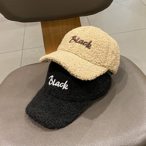 Gyerekcsizma napellenzővel, hímzéses felirattal