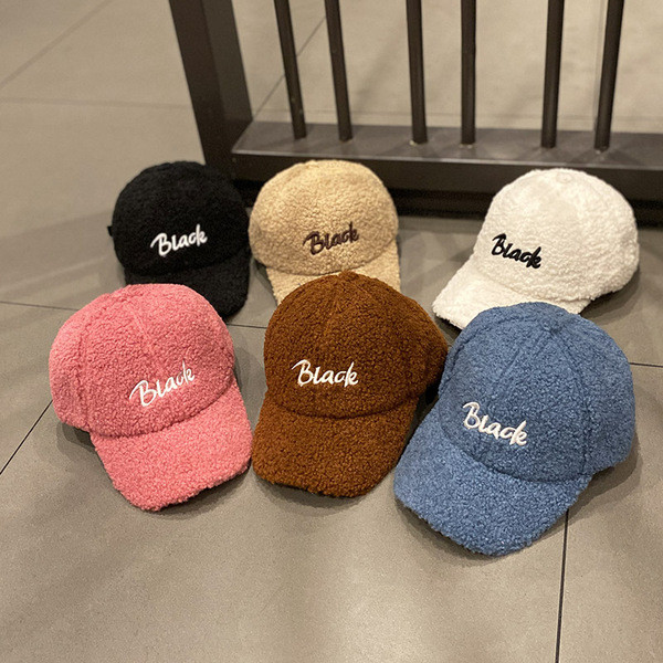 Gyerekcsizma napellenzővel, hímzéses felirattal