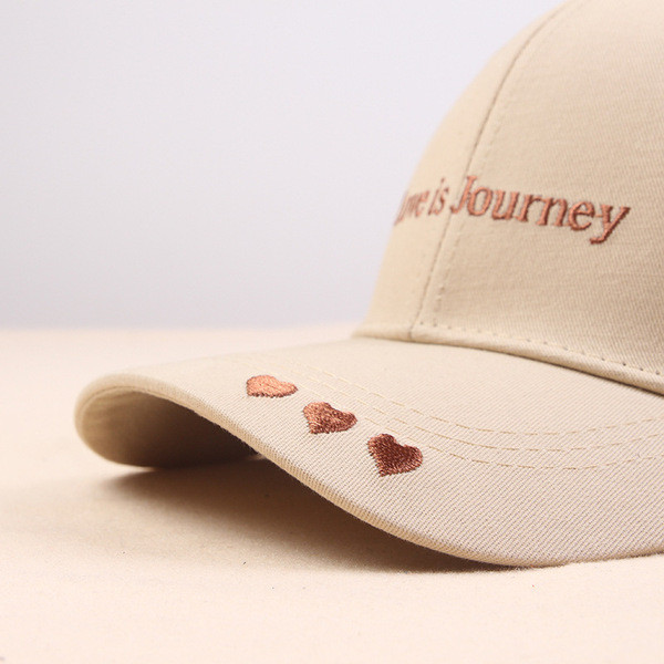 Hímzéses hétköznapi női sapka