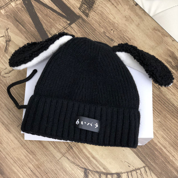 Kötött női sapka 3D elemekkel