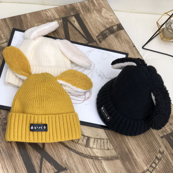 Kötött női sapka 3D elemekkel