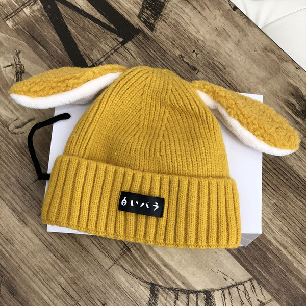 Kötött női sapka 3D elemekkel