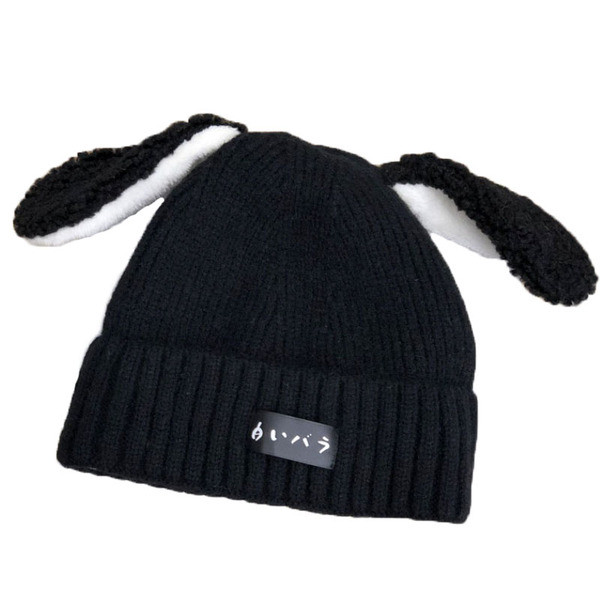 Kötött női sapka 3D elemekkel