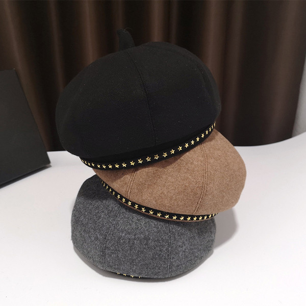 Alkalmi női sapka fém díszítéssel több színben