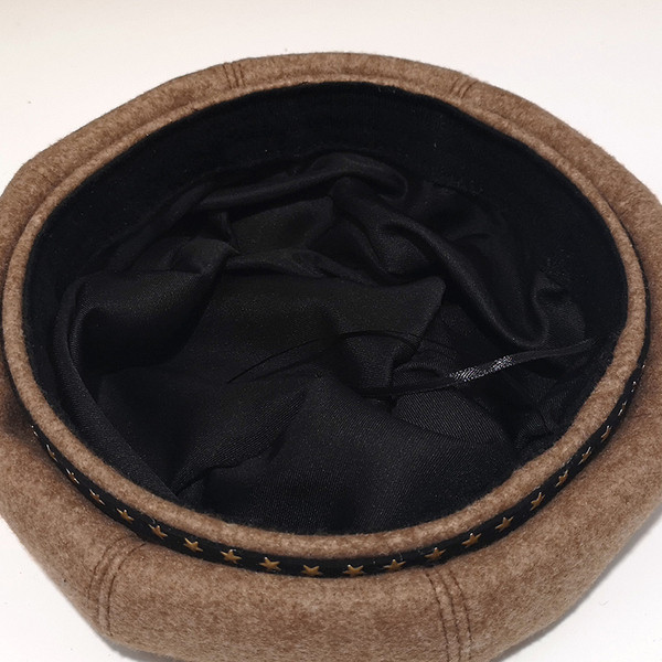 Alkalmi női sapka fém díszítéssel több színben