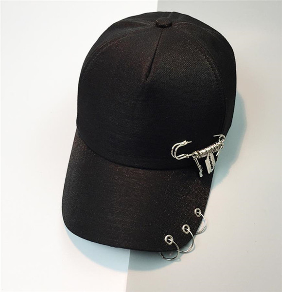 Női textil sapka napellenzővel és fém díszítéssel