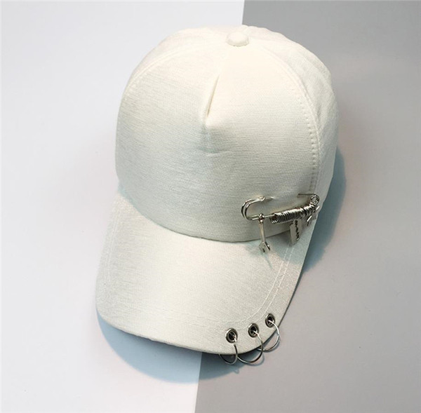 Női textil sapka napellenzővel és fém díszítéssel