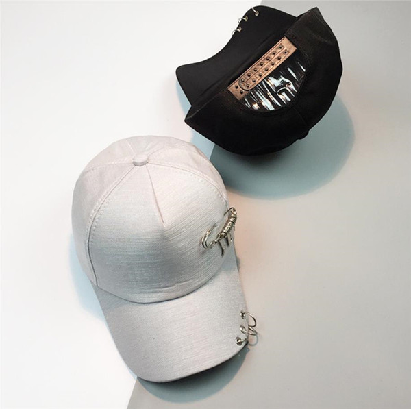 Női textil sapka napellenzővel és fém díszítéssel