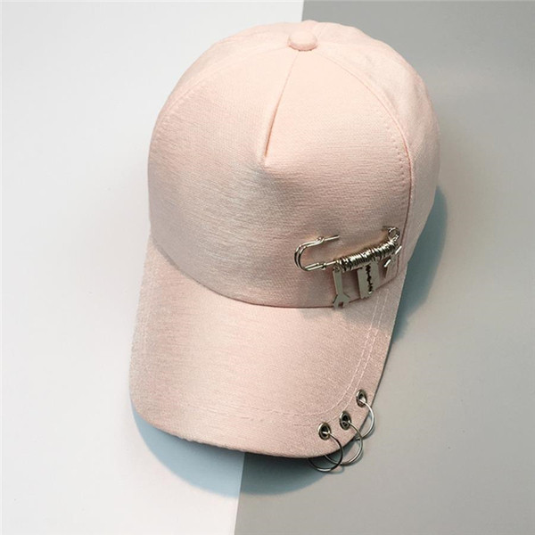 Női textil sapka napellenzővel és fém díszítéssel