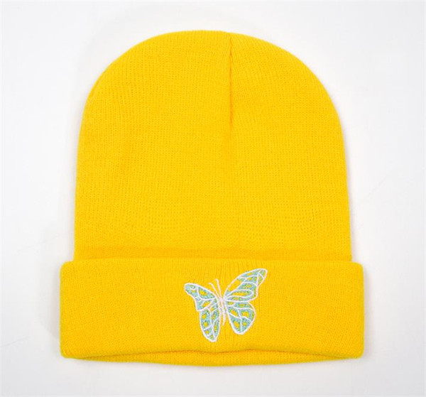 Kötött téli sapka pillangós hímzéssel