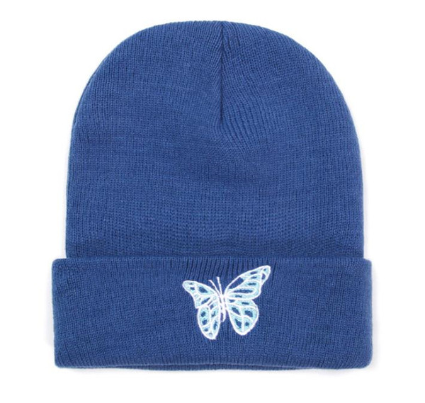 Kötött téli sapka pillangós hímzéssel