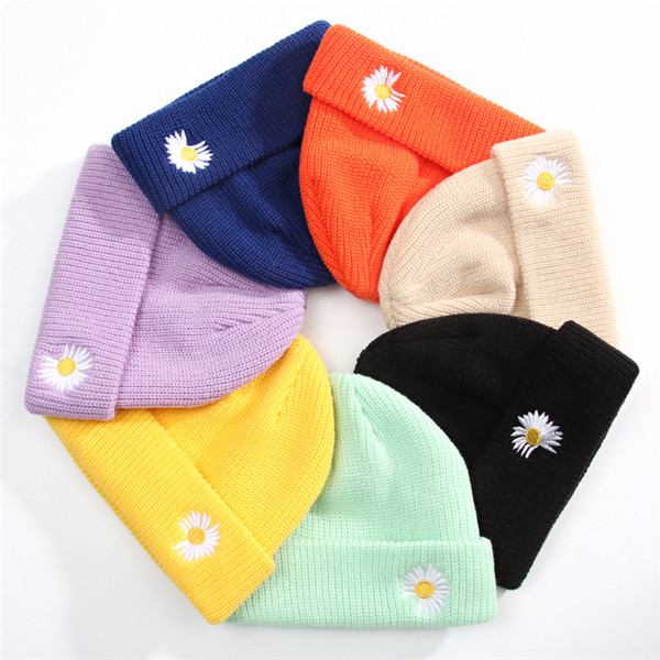 Kötött téli sapka pillangós hímzéssel